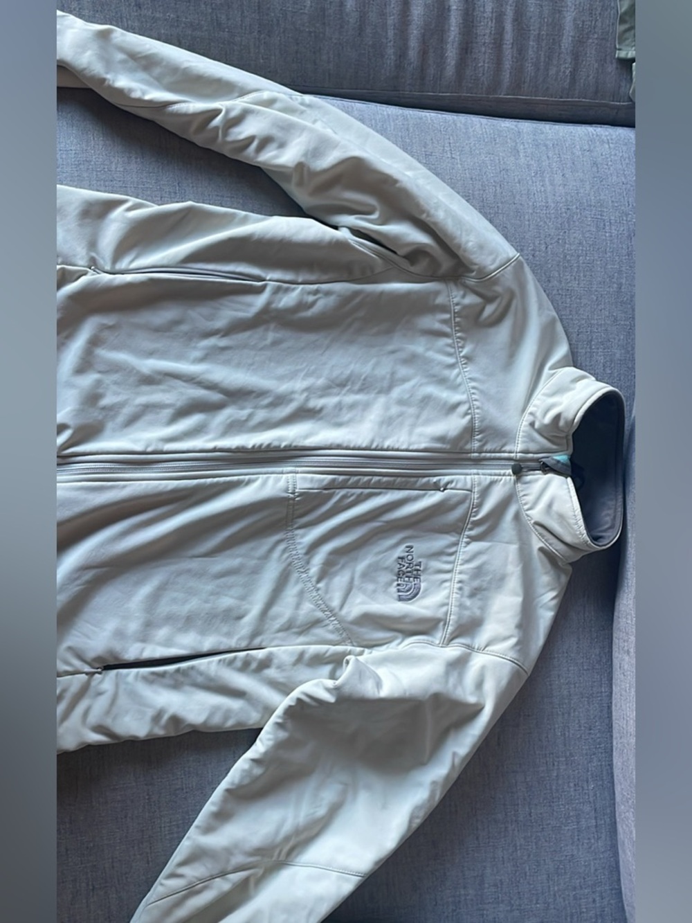 The North Face women’s cream/teal Apex barrier soft shell jacket - M